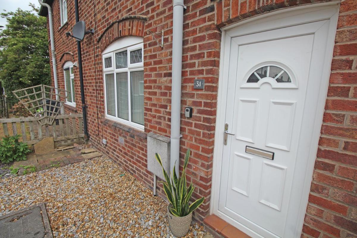 Recently Refurbished 3 Bedroom Home with Parking - Perfect for Longstays - Sleeps 8 - Housity