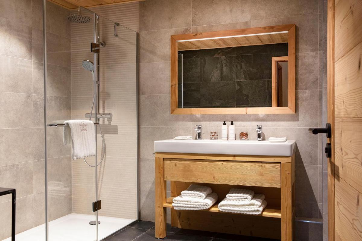 Salle de bains dans l'établissement Grandes Rousses Hotel & Spa