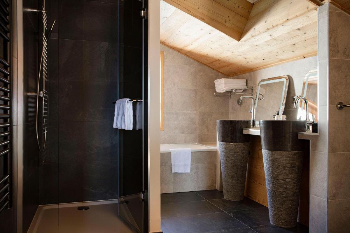 Salle de bains dans l'établissement Grandes Rousses Hotel & Spa