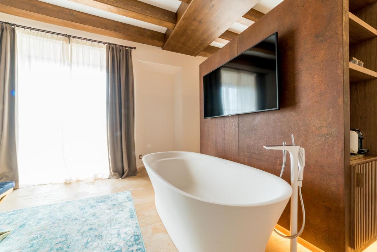 Una televisión o centro de entretenimiento en Hotel Creu de Tau Art&Spa-Adults only