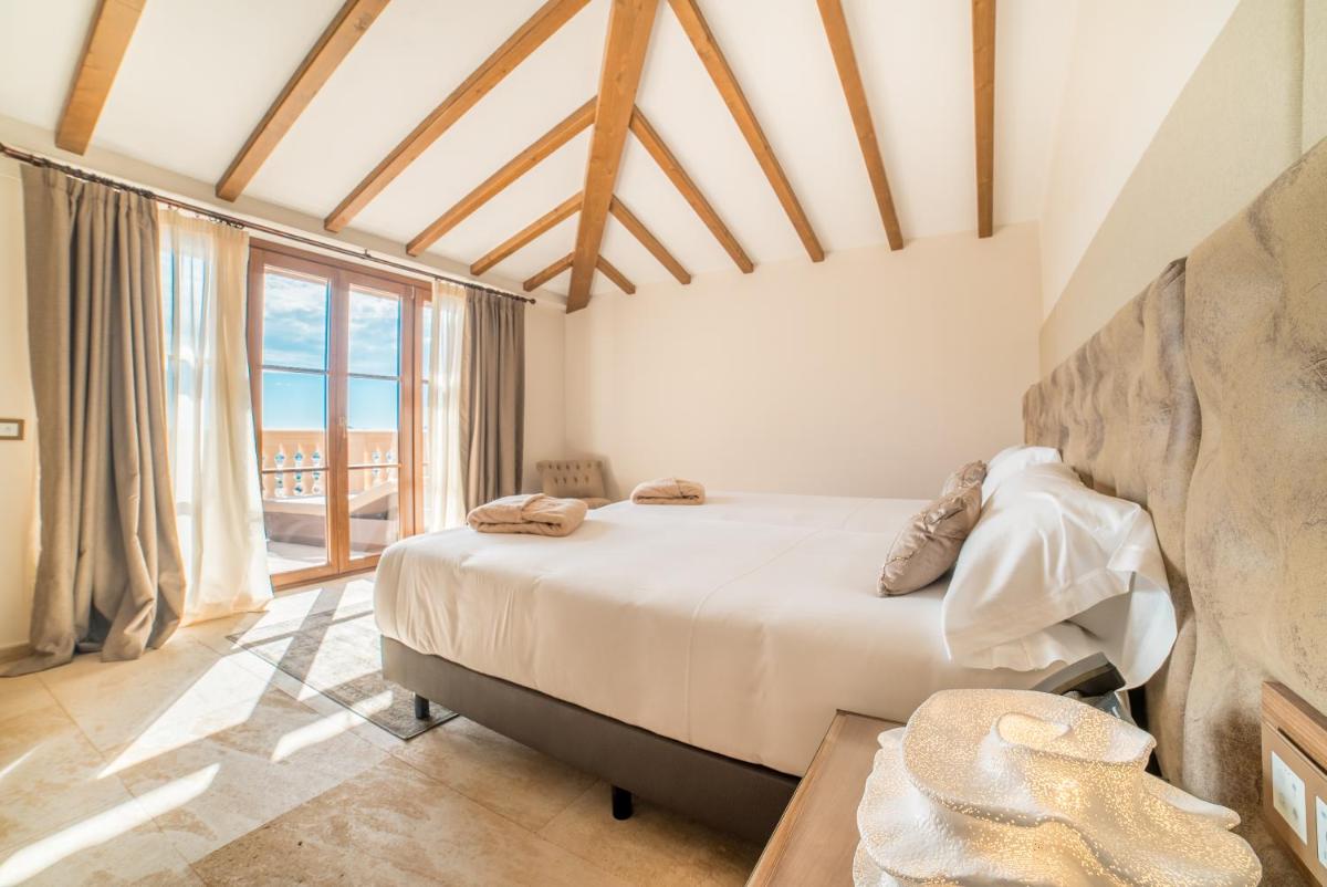 Cama o camas de una habitación en Hotel Creu de Tau Art&Spa-Adults only