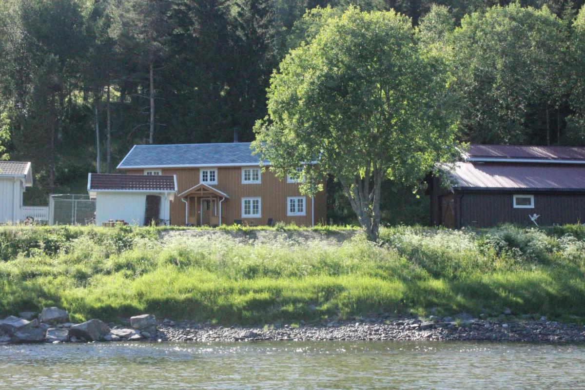 Bakarstuo, Utpå Neset - Housity