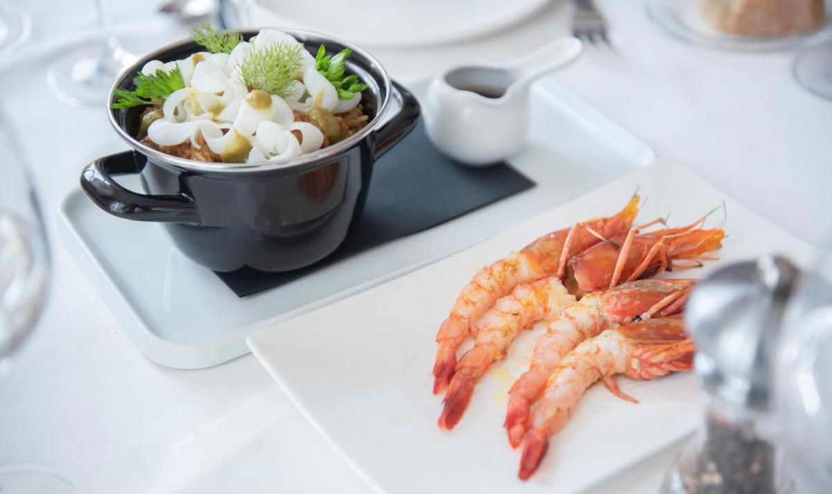 Comida en o cerca de este hotel