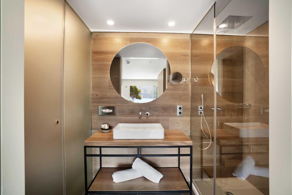 un baño con lavabo y espejo en Bahia Suites Camp de Mar, en Camp de Mar