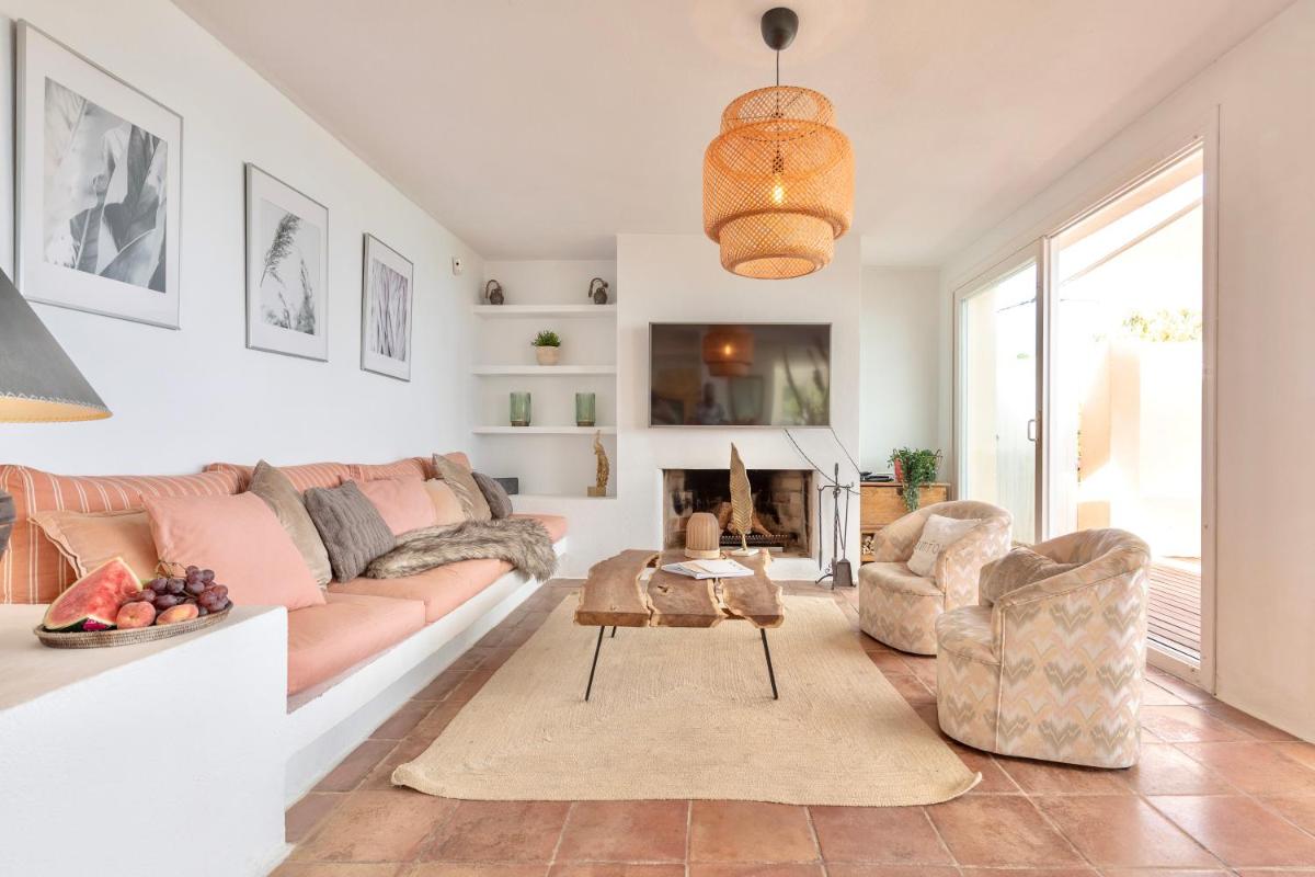 Villa Perla, villa in Es Cubells with a beautiful sea view all the way up to Formentera - Housity