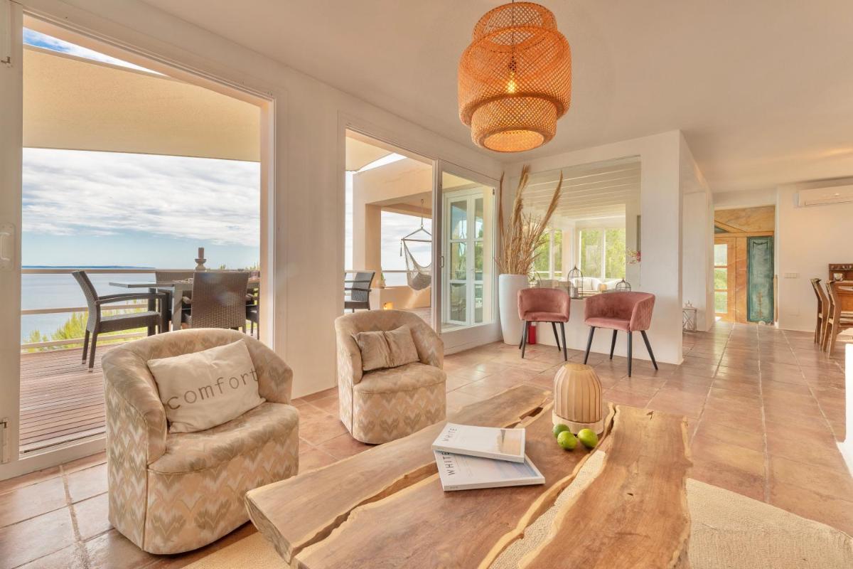 Villa Perla, villa in Es Cubells with a beautiful sea view all the way up to Formentera - Housity