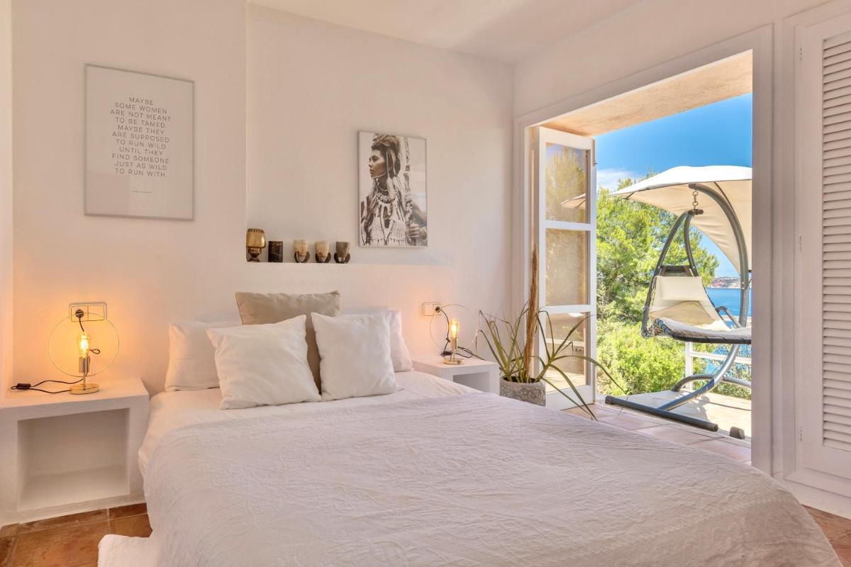 Villa Perla, villa in Es Cubells with a beautiful sea view all the way up to Formentera - Housity