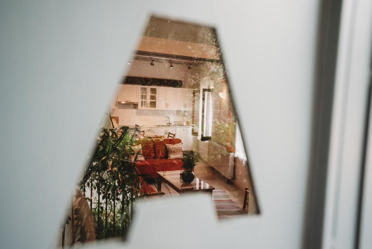 Hani Chrysomilou - Housity