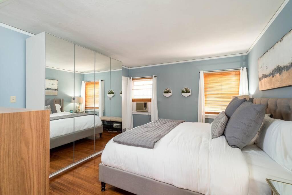 HOLLYWOOD - KING BEDS - LARGE PATIO - Hizvo