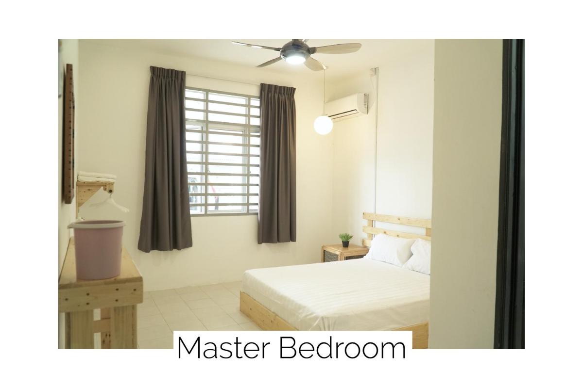 Cozy, Spacious, Air Cond UMP Gambang Homestay -- The Pigeon Guest House - Housity