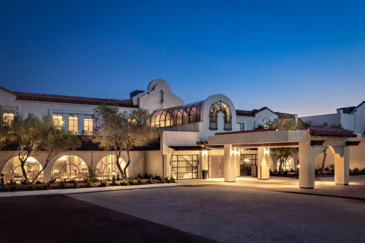 Chaminade Resort & Spa - Housity