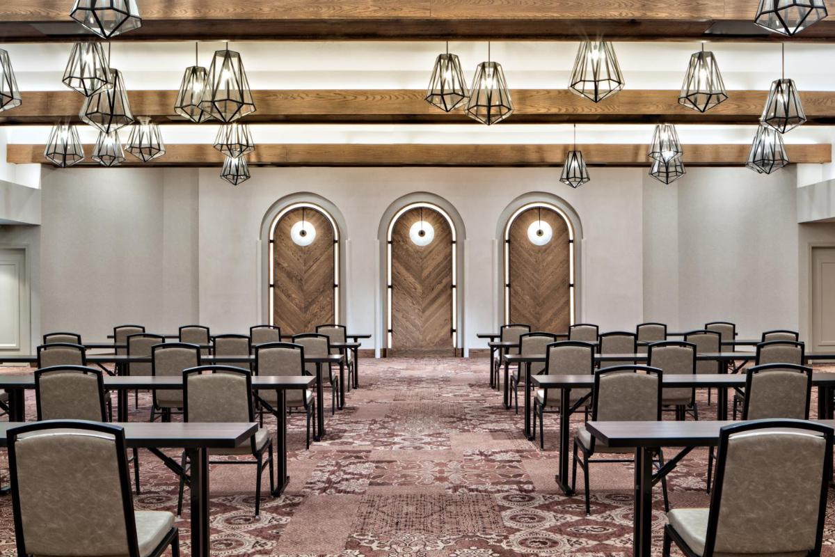 Chaminade Resort & Spa - Housity