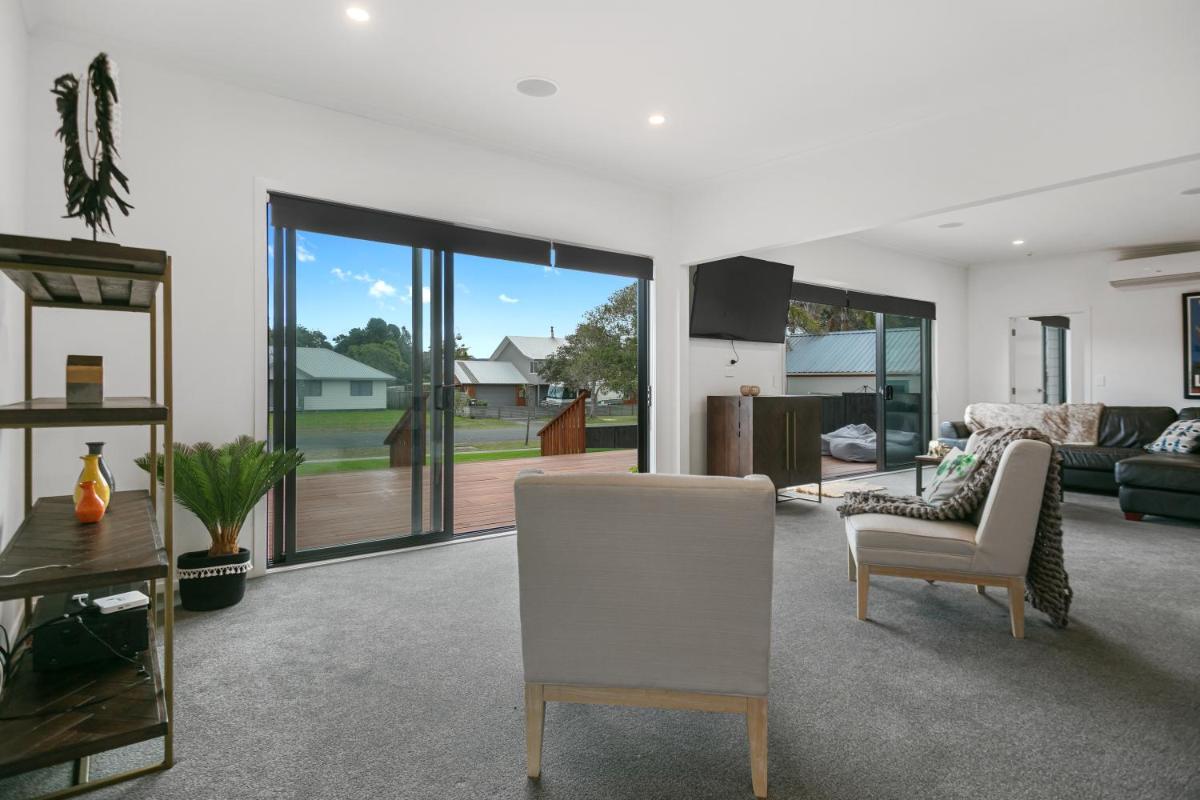 Suitetrails - Sky Above Beach Below - Waihi Beach Holiday Home
