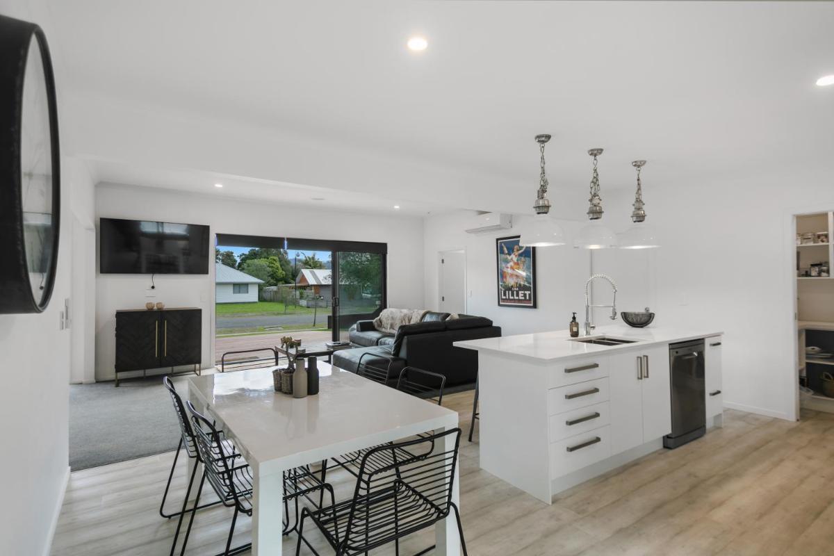 Suitetrails - Sky Above Beach Below - Waihi Beach Holiday Home