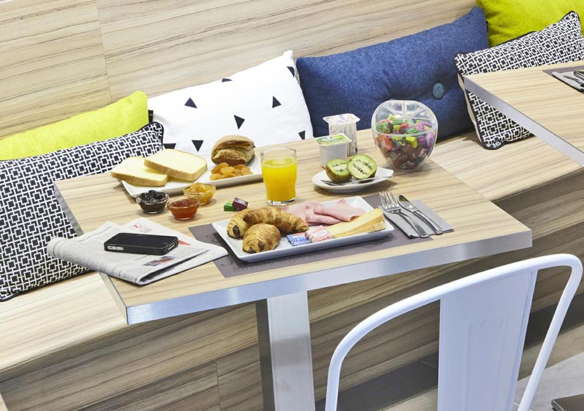 - un plateau de nourriture sur une table sur un canapé dans l'établissement Kyriad Hotel Brest, à Brest