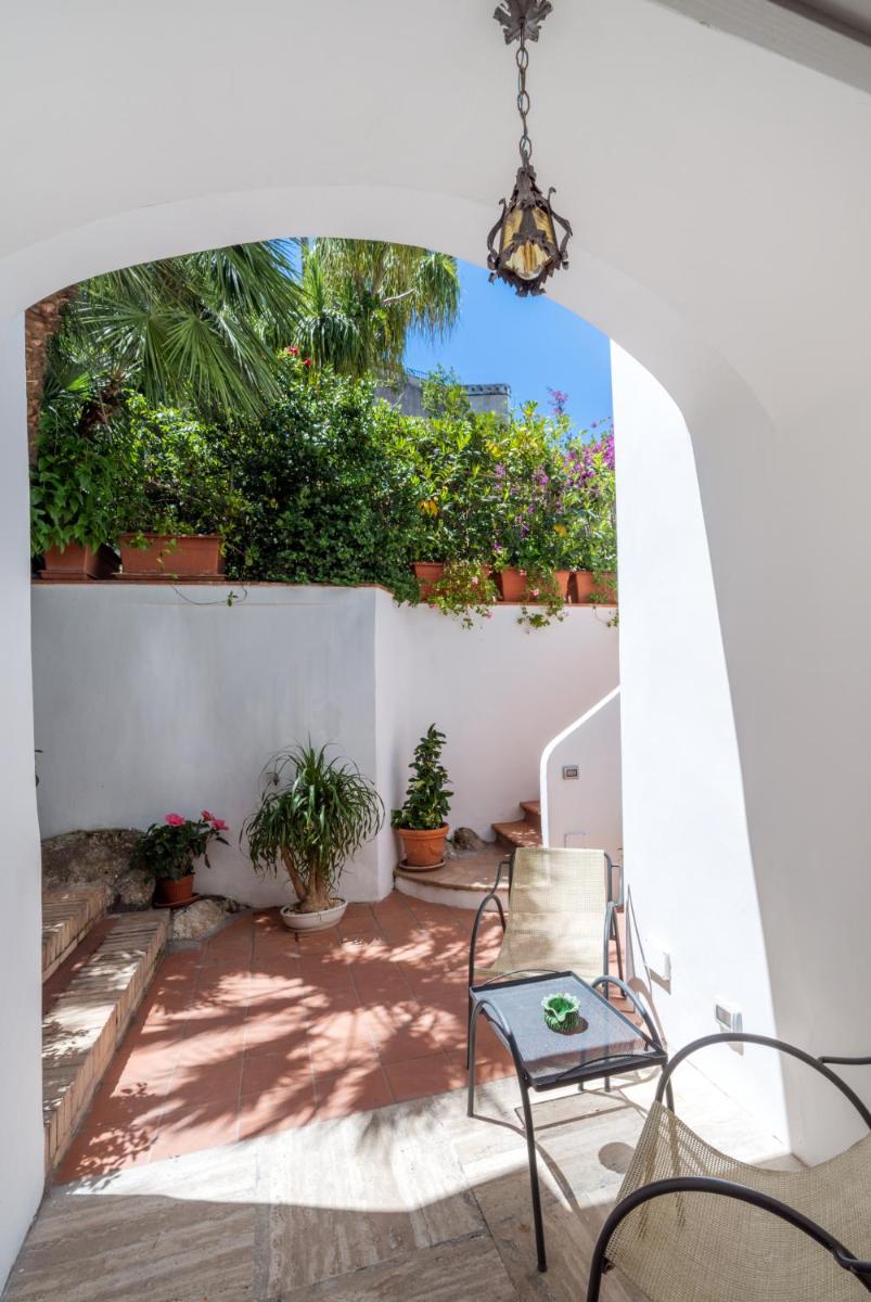 I Tre Soli Apartments by CapriRooms - Housity
