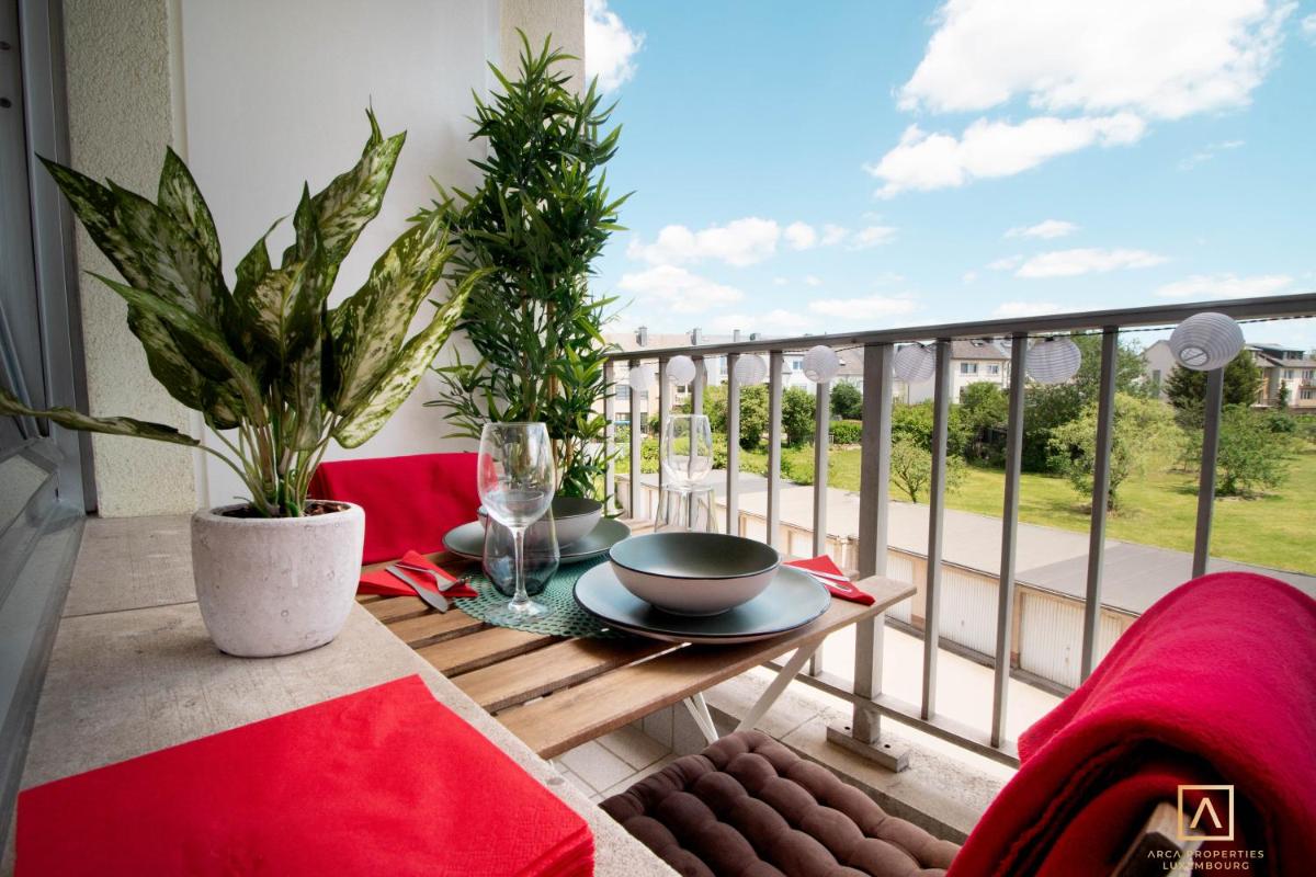 Modern Style Studio With Balcony, Smart TV, Business & Leisure - Housity