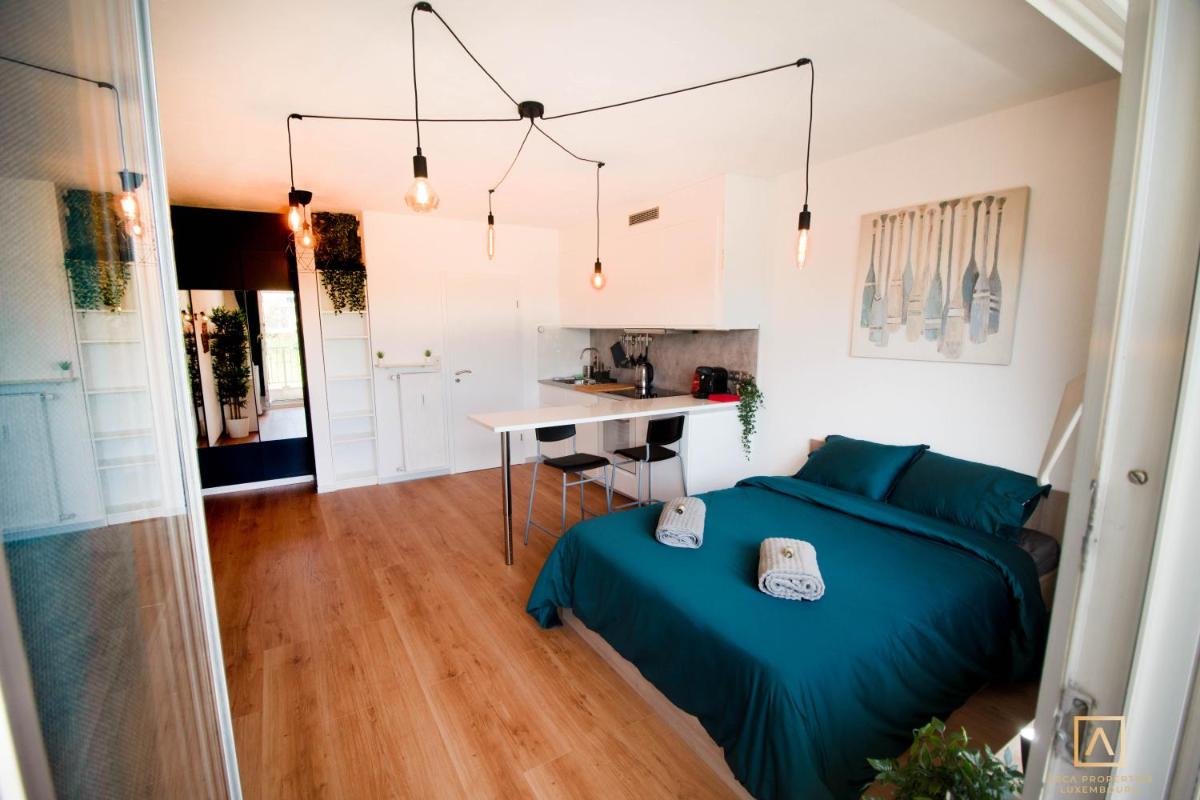 Modern Style Studio With Balcony, Smart TV, Business & Leisure - Housity