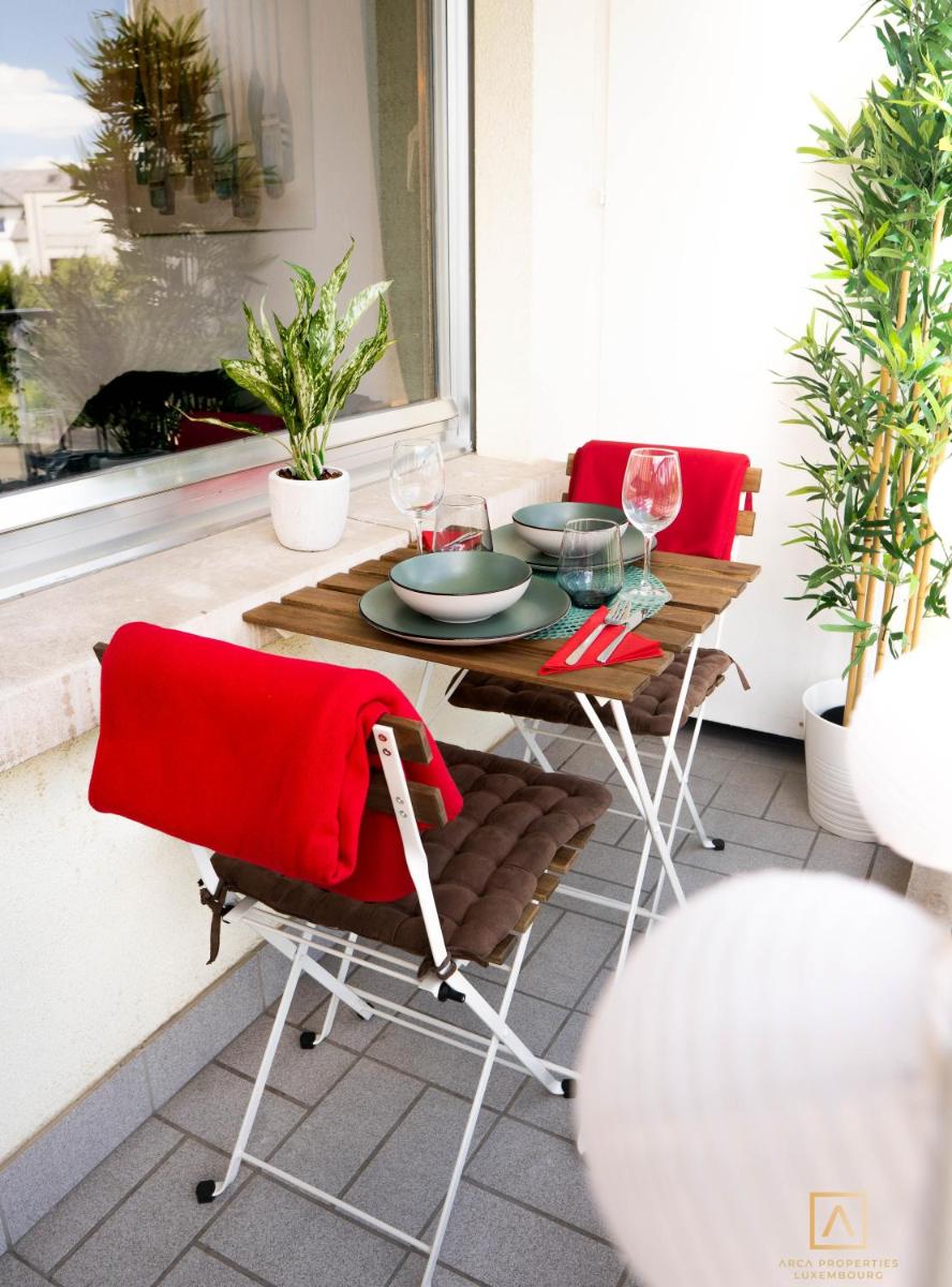 Modern Style Studio With Balcony, Smart TV, Business & Leisure - Housity