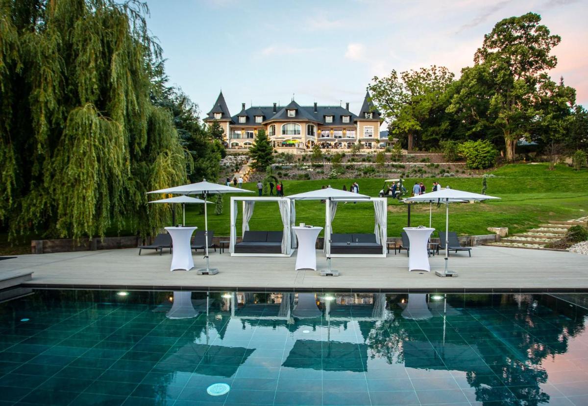 Piscine de l'établissement Hôtel L'Incomparable Aix-Les-Bains ou située à proximité