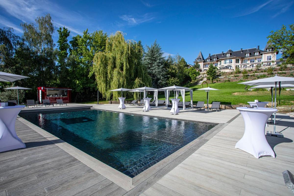 Piscine de l'établissement Hôtel L'Incomparable Aix-Les-Bains ou située à proximité