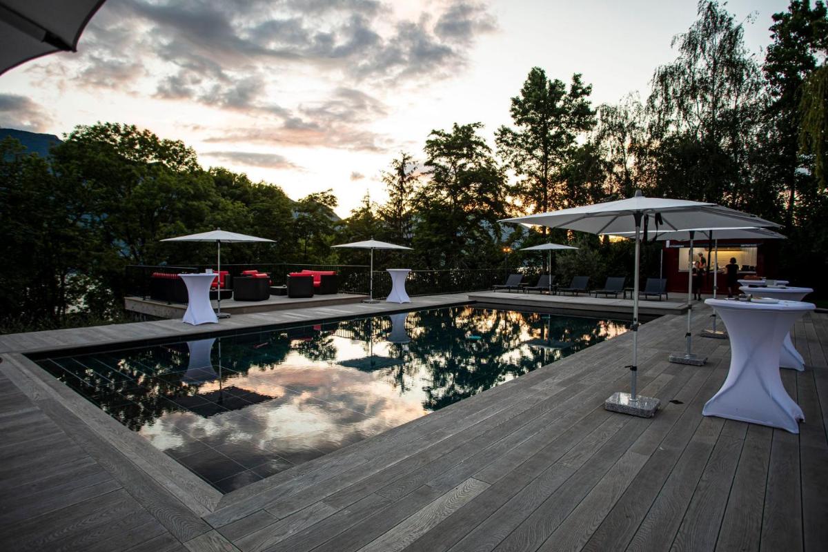 Piscine de l'établissement Hôtel L'Incomparable Aix-Les-Bains ou située à proximité