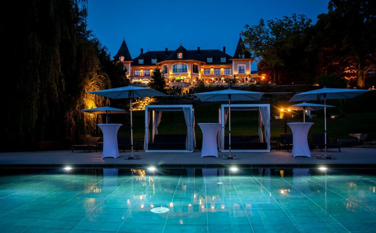 Piscine de l'établissement Hôtel L'Incomparable Aix-Les-Bains ou située à proximité