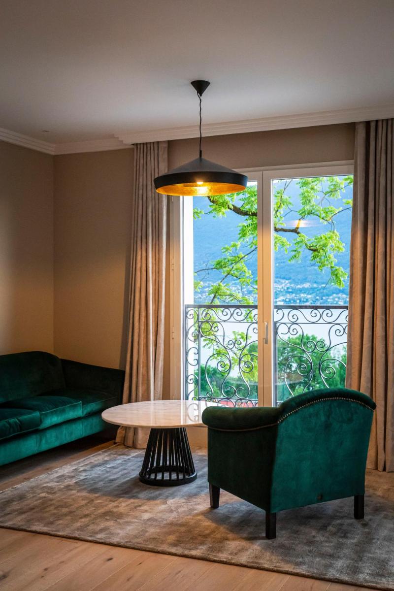 Coin salon dans l'établissement Hôtel L'Incomparable Aix-Les-Bains