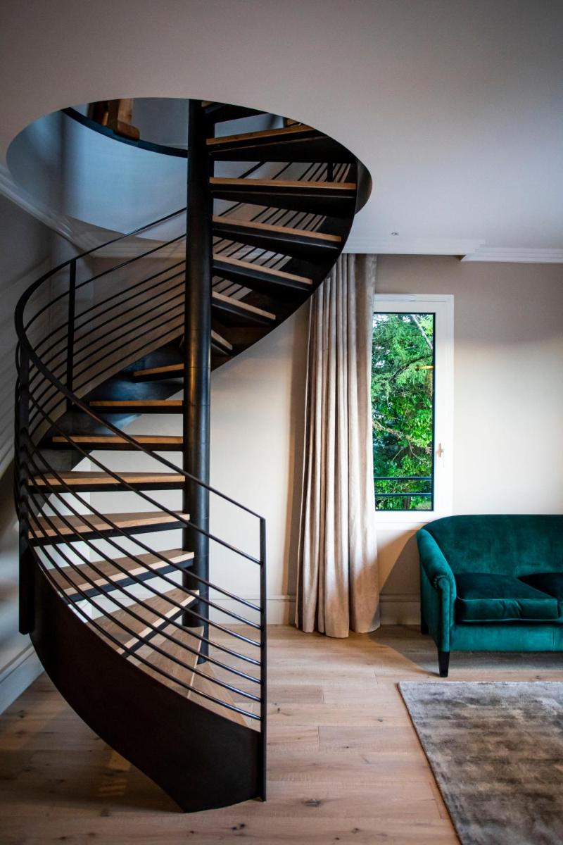 Coin salon dans l'établissement Hôtel L'Incomparable Aix-Les-Bains