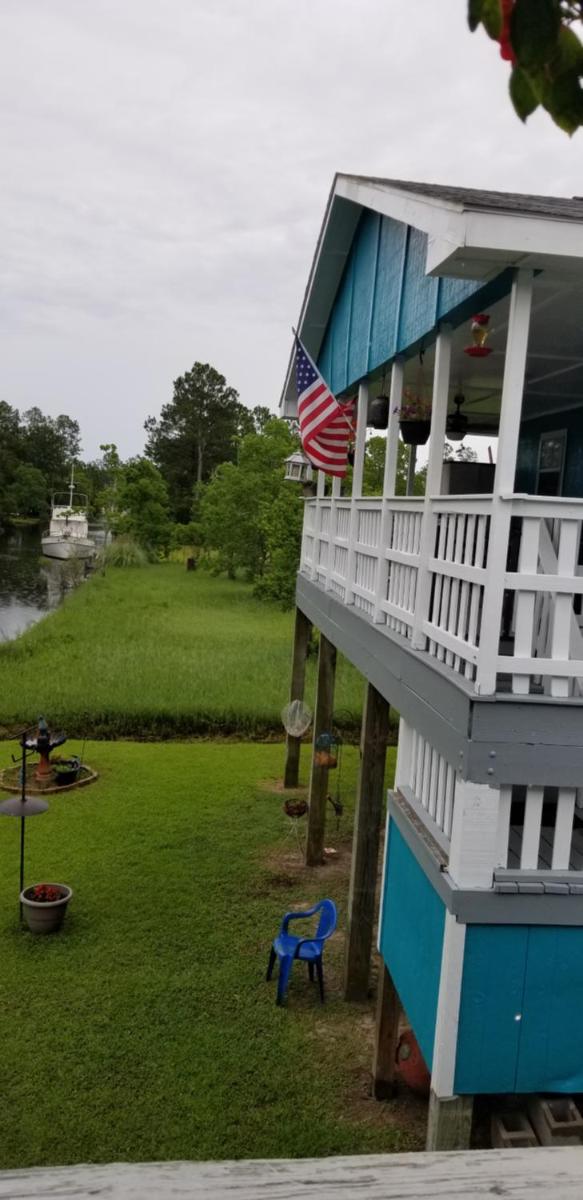 PEACEFUL RIVERFRONT COTTAGE SLEEPS 7 with Washer & Dryer - Housity