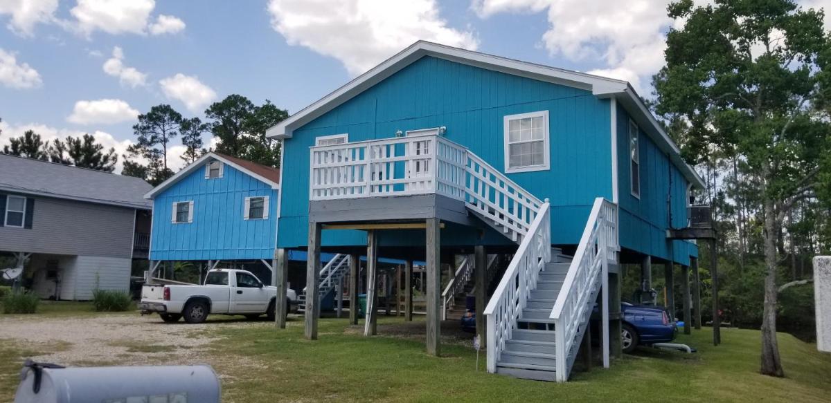 PEACEFUL RIVERFRONT COTTAGE SLEEPS 7 with Washer & Dryer - Housity