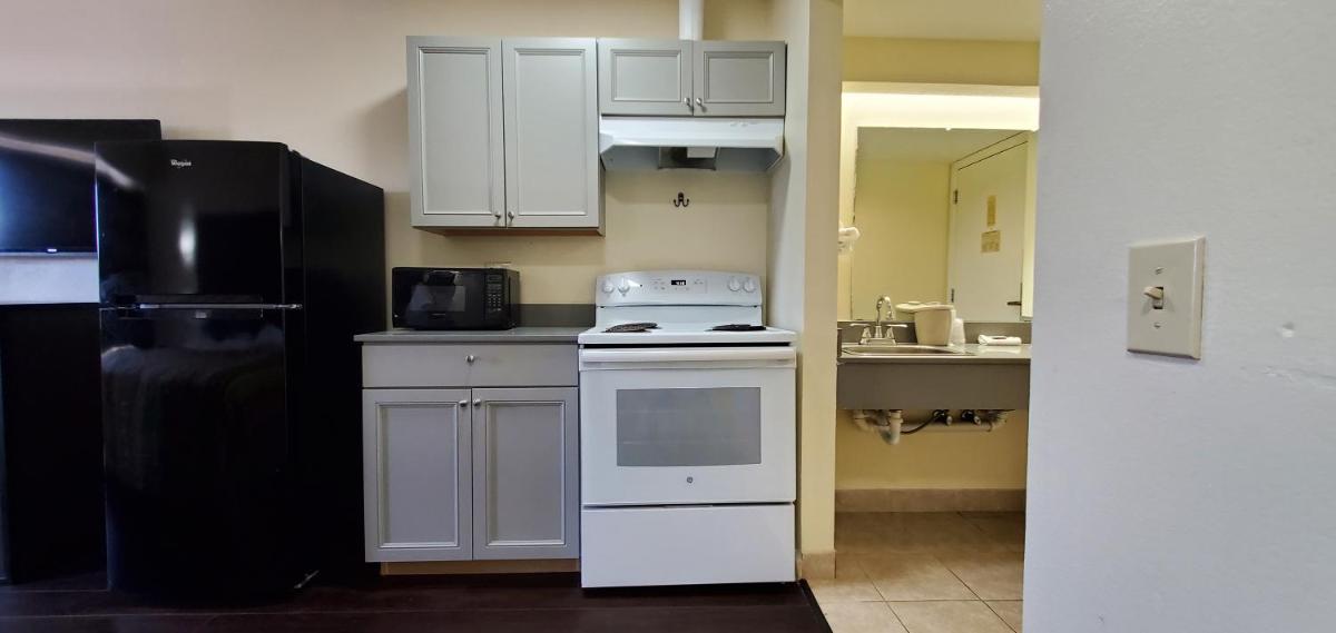 Plano Inn & Suites - Housity