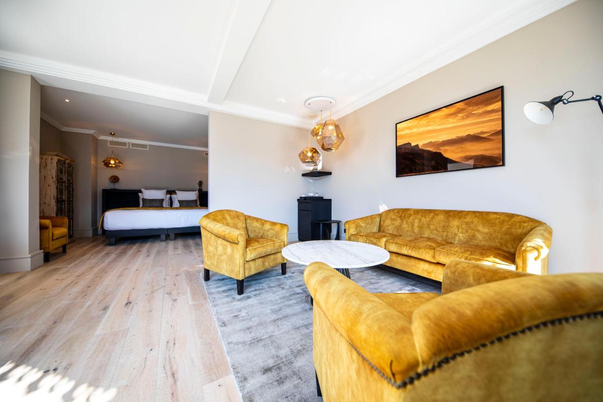 Coin salon dans l'établissement Hôtel L'Incomparable Aix-Les-Bains