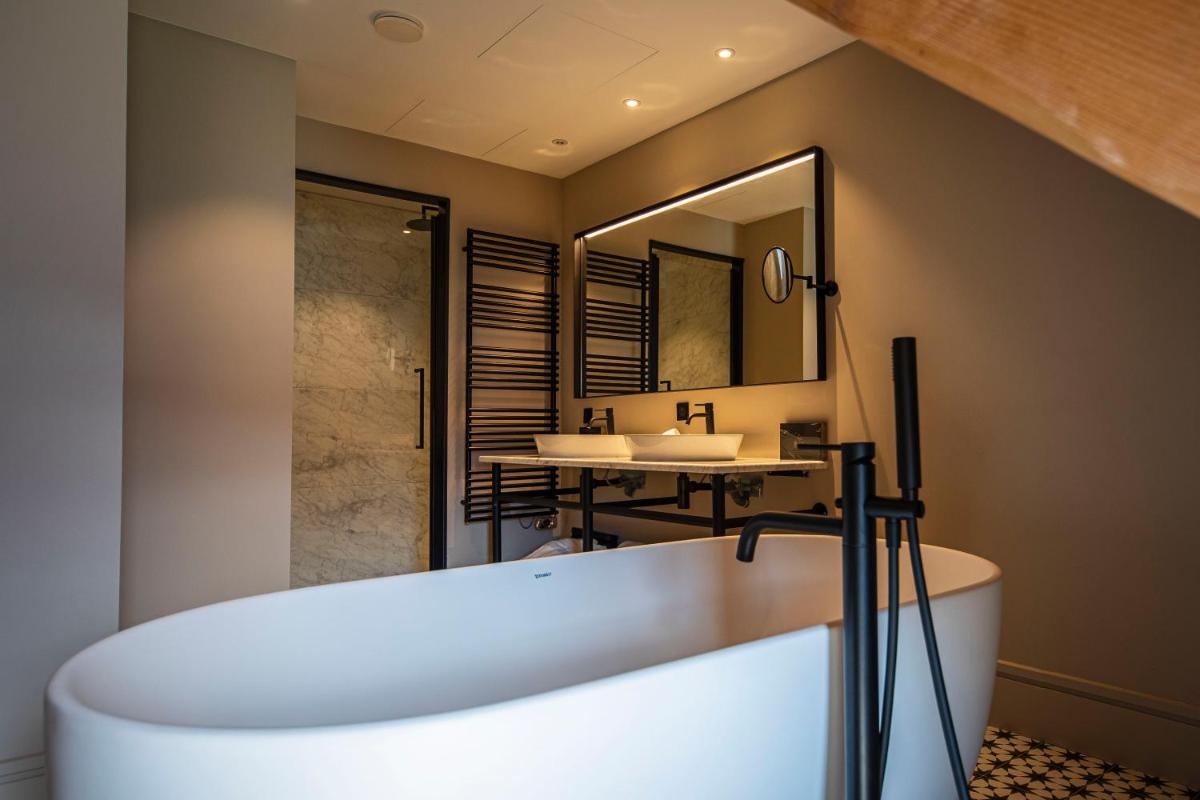 Salle de bains dans l'établissement Hôtel L'Incomparable Aix-Les-Bains