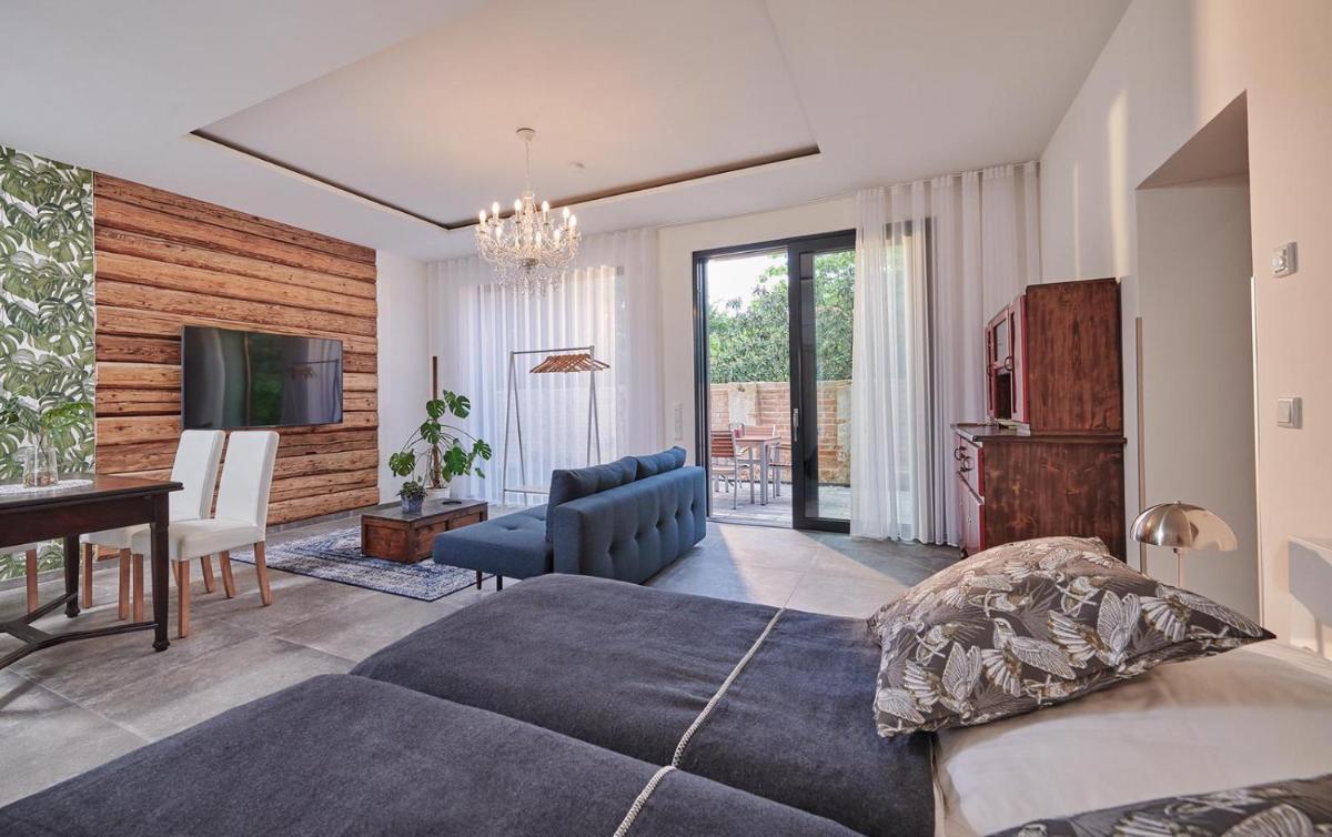 Bei Meyers Schlafen & Feiern - Housity