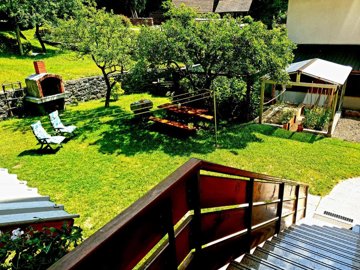 Apartment and Garden house among the mountains - Housity