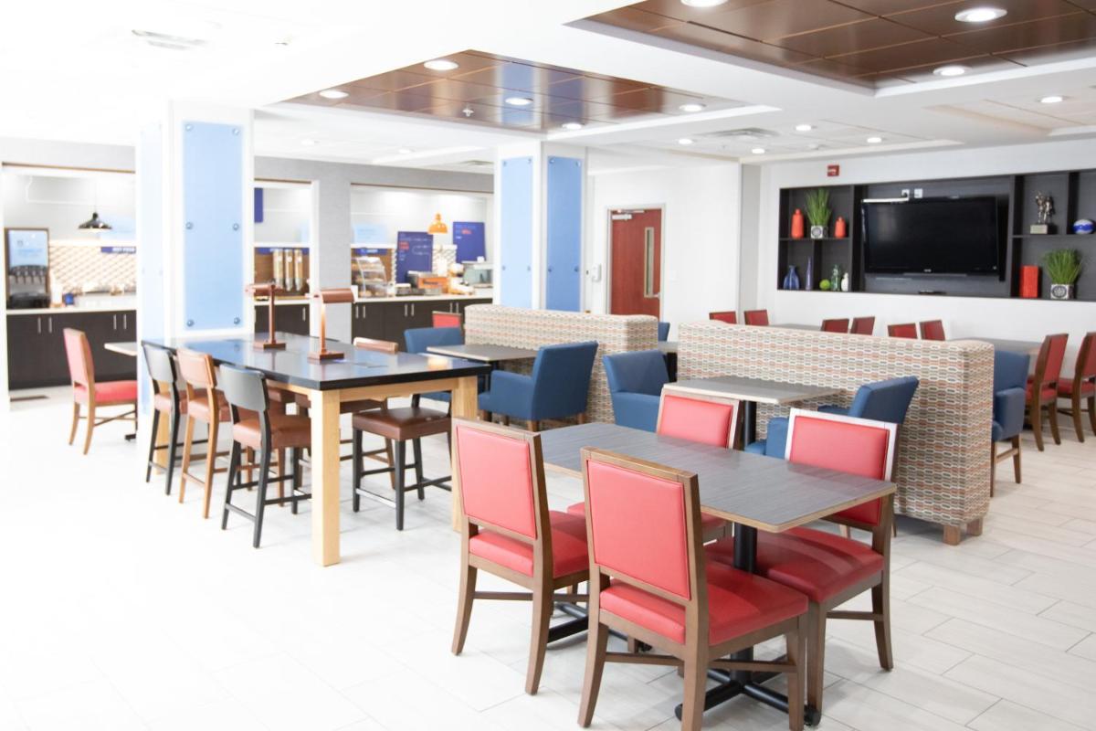 Holiday Inn Express & Suites Knoxville-Farragut by IHG - Housity