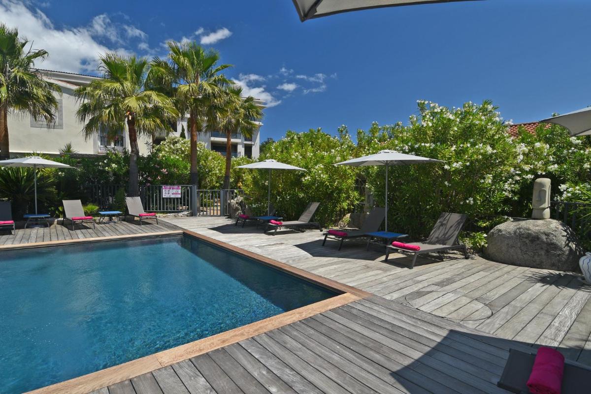Piscine de l'établissement Golfe Hôtel & Spa Porto-Vecchio ou située à proximité