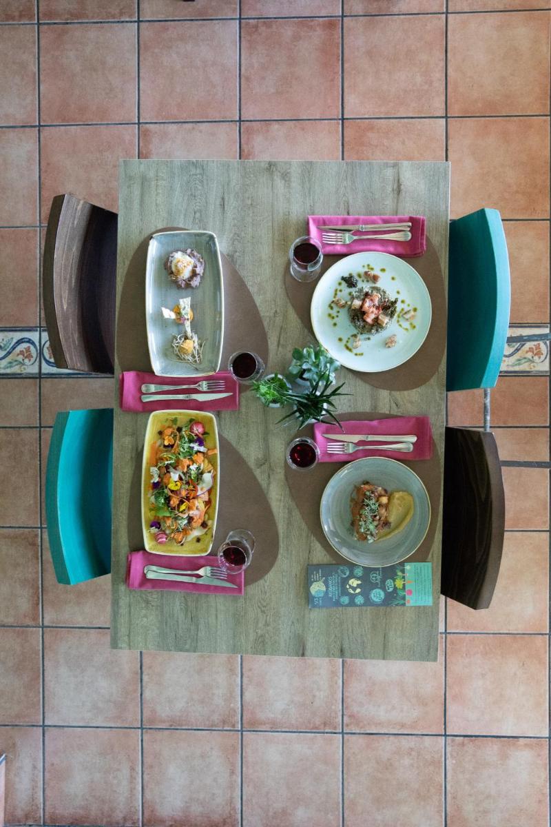 Comida en o cerca de este resort