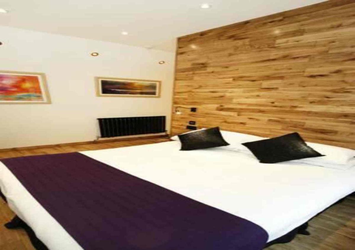 The Castle Hotel Neath - Housity