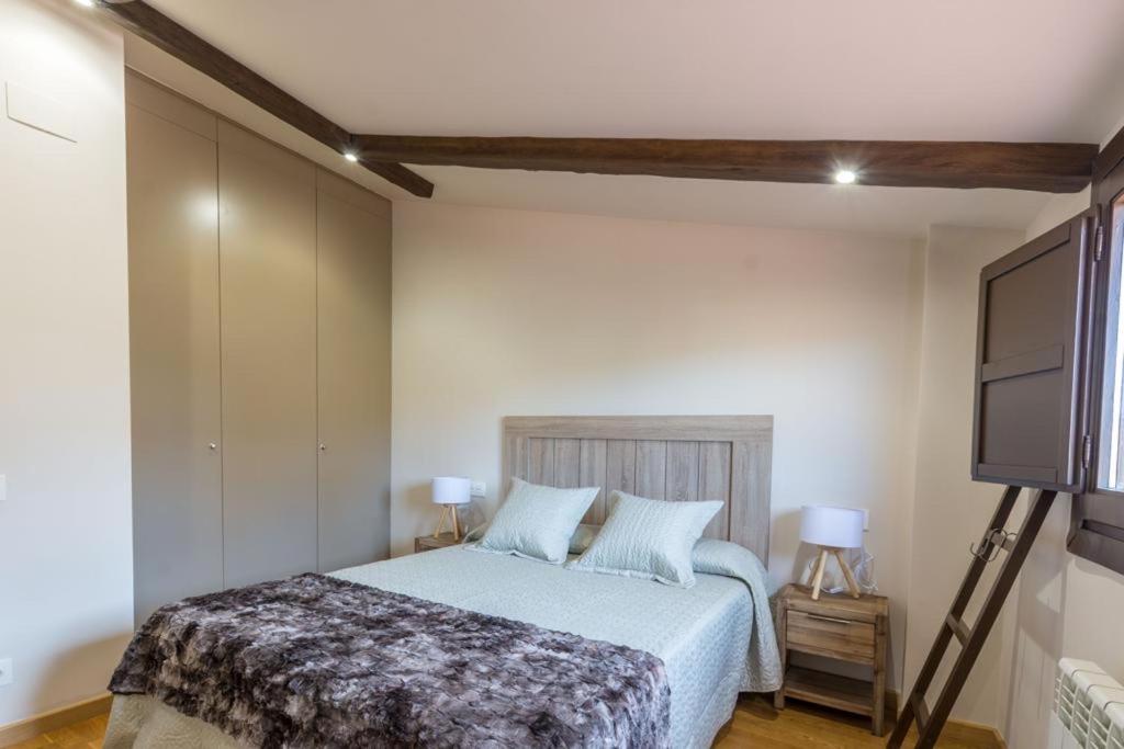 Palacio Descalzos -Atico 3b- Parking incluido - Housity