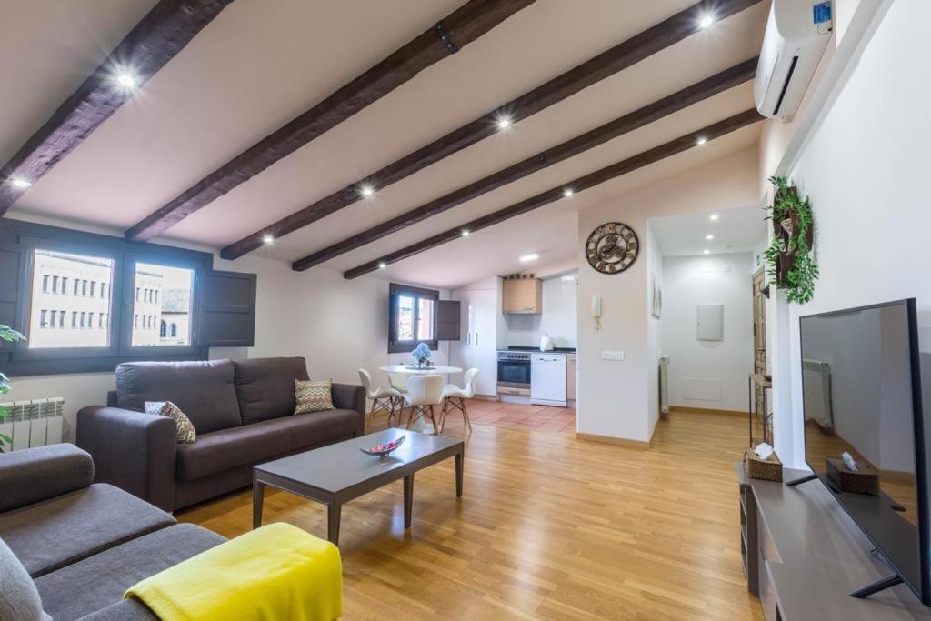 Palacio Descalzos -Atico 3b- Parking incluido - Housity