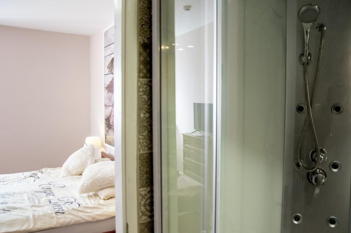 Gyula Panzio - Housity