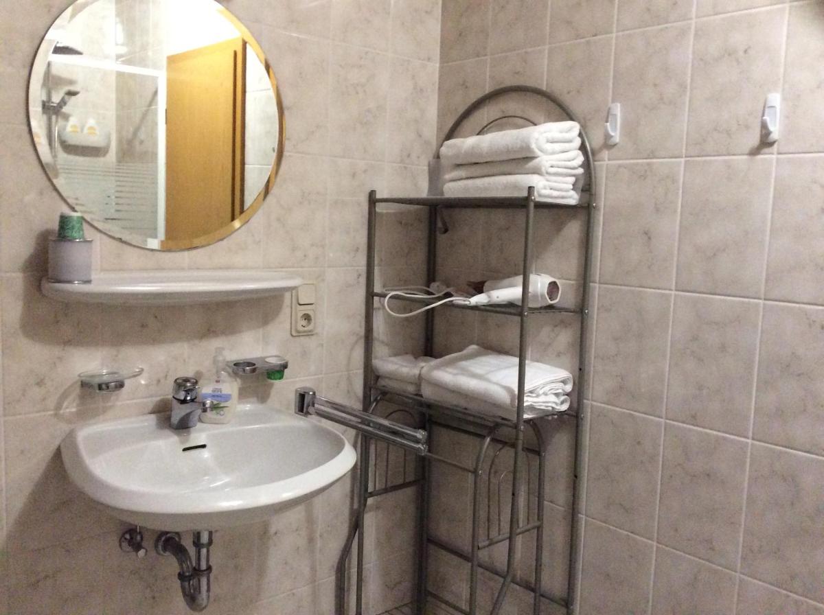 Mountain View Rooms - Housity
