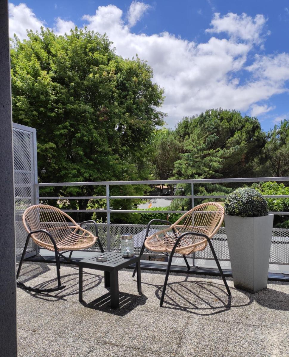 Balcon ou terrasse dans l'établissement Logis Hotel Restaurant & SPA Au Comte d'Ornon