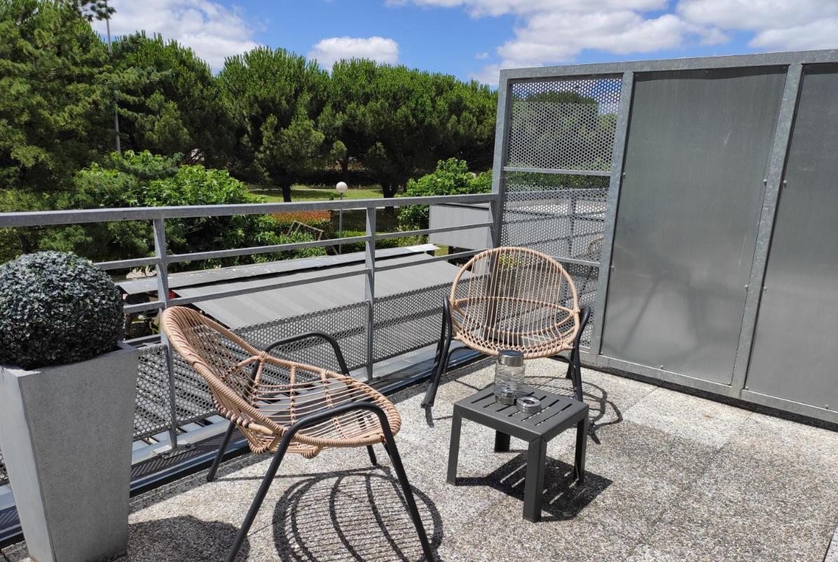 Balcon ou terrasse dans l'établissement Logis Hotel Restaurant & SPA Au Comte d'Ornon