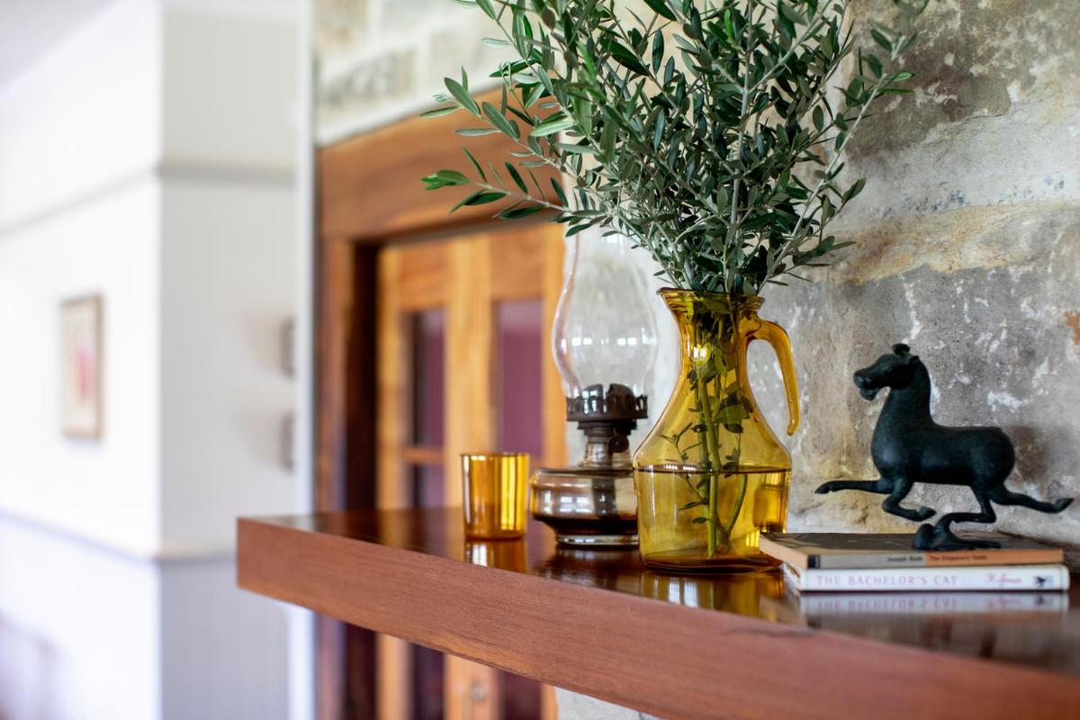 Hanging Tree Wines - Housity