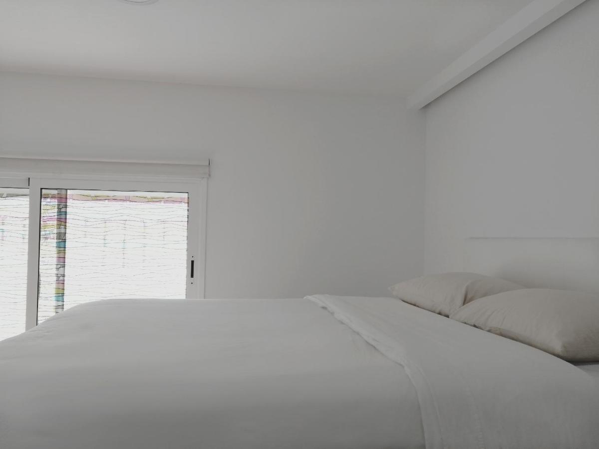 HomeForGuest ISLAND 201 Modern & Minimalist Apartments - Housity