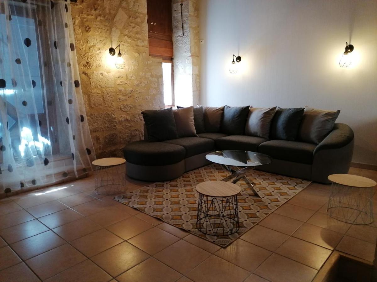 CAHORS SUD : Maison quercynoise avec vue sur place du village - Housity