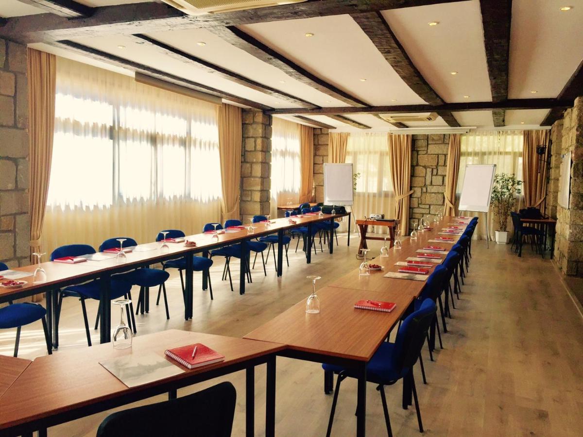 Un restaurante o sitio para comer en Hotel Rural Spa & Wellness Hacienda Los Robles